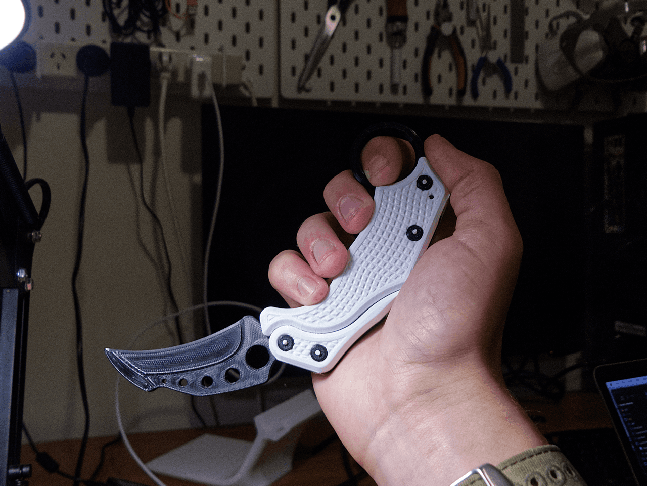Collapsible karambit